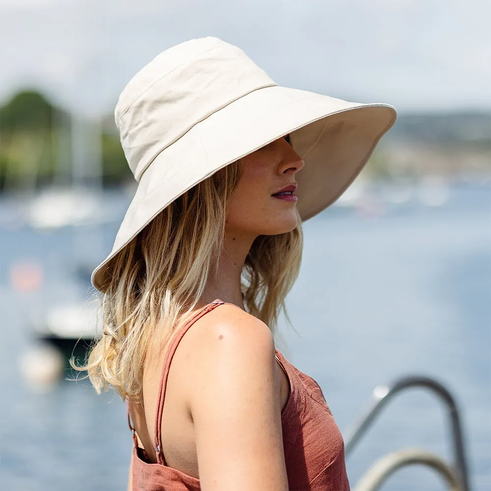 sur la tête Monaco Packable Sun Hat - Beige